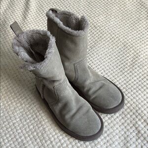 American Eagle Outfitters Gray Winter Boots with Faux Fur. Used with Love Size 8